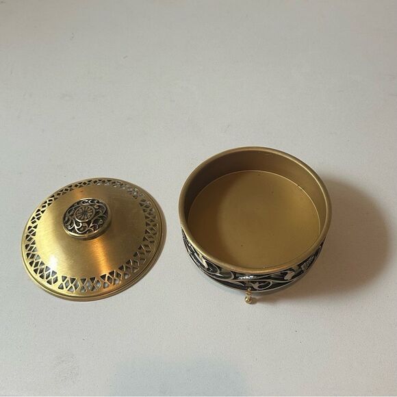 Vintage Traditional Judaica Brass Grapevine Motif Dresser Trinket
Box - Picture 4 of 6